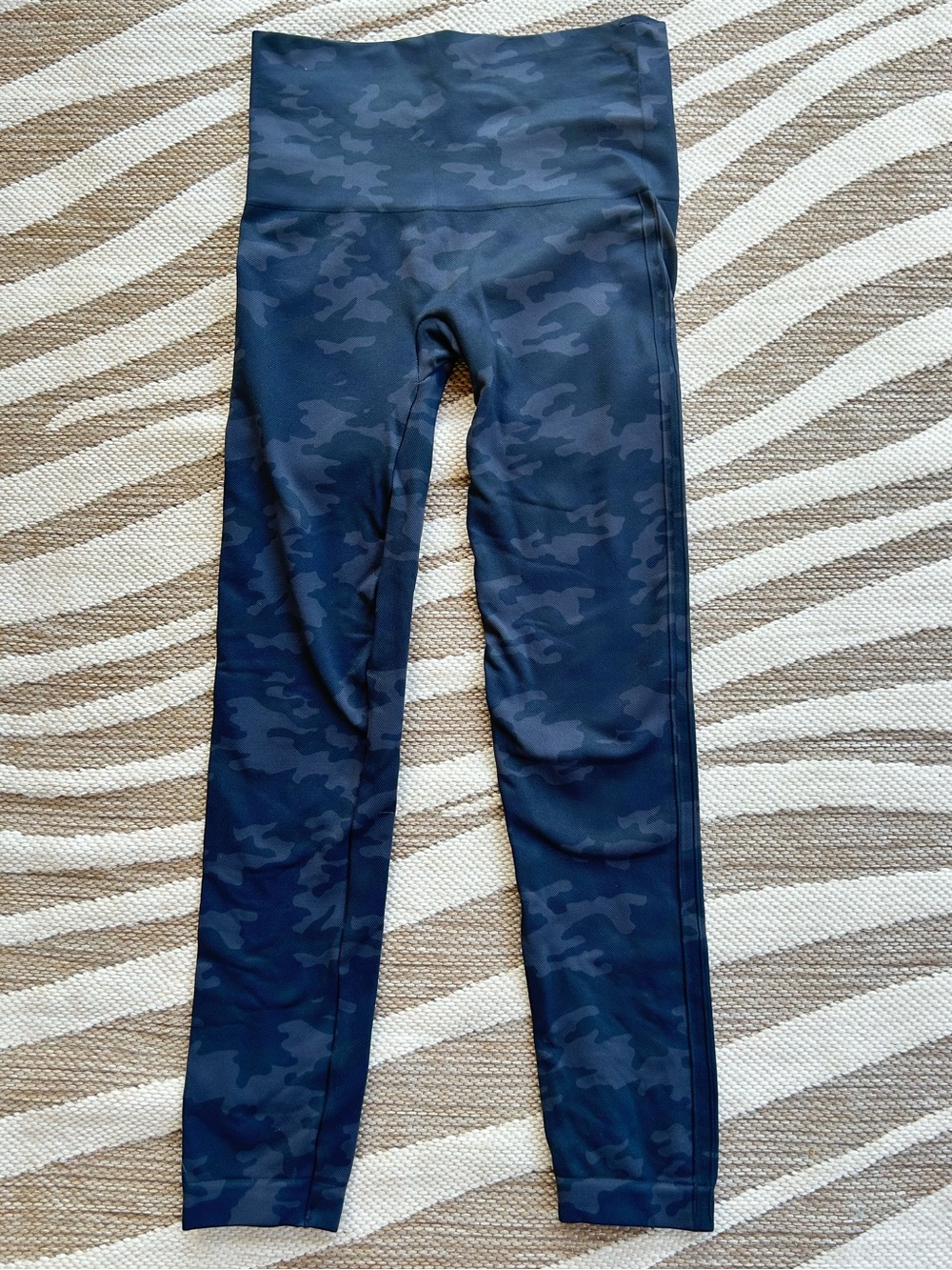 SPANX Look at me Now  Navy Camo High-Waist Leggings - Mediun